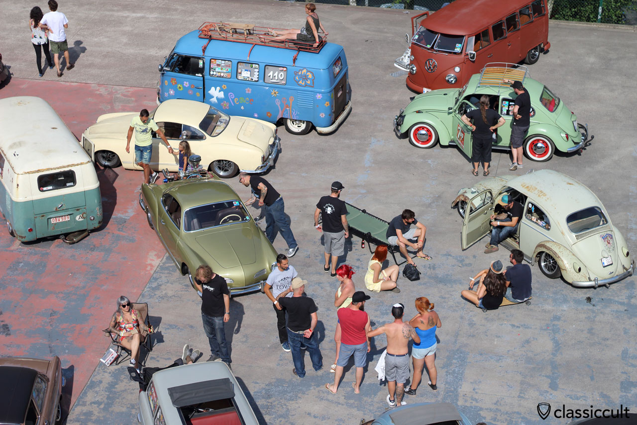 VW fans waiting for Grand Parade, Bug Show, 2015, 4:37 p.m.