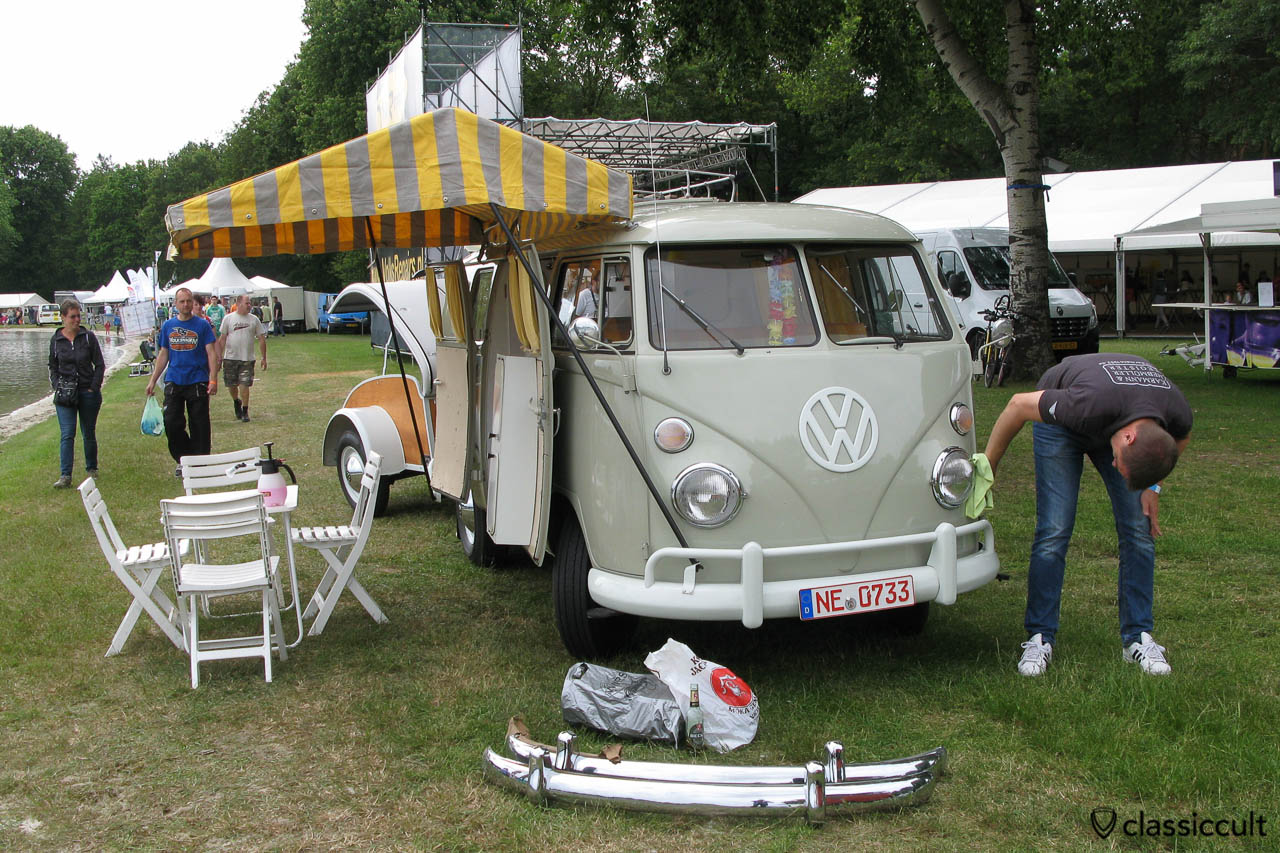 Claus Missing is cleaning his 1966 T1 Westfalia, karmann1952.de