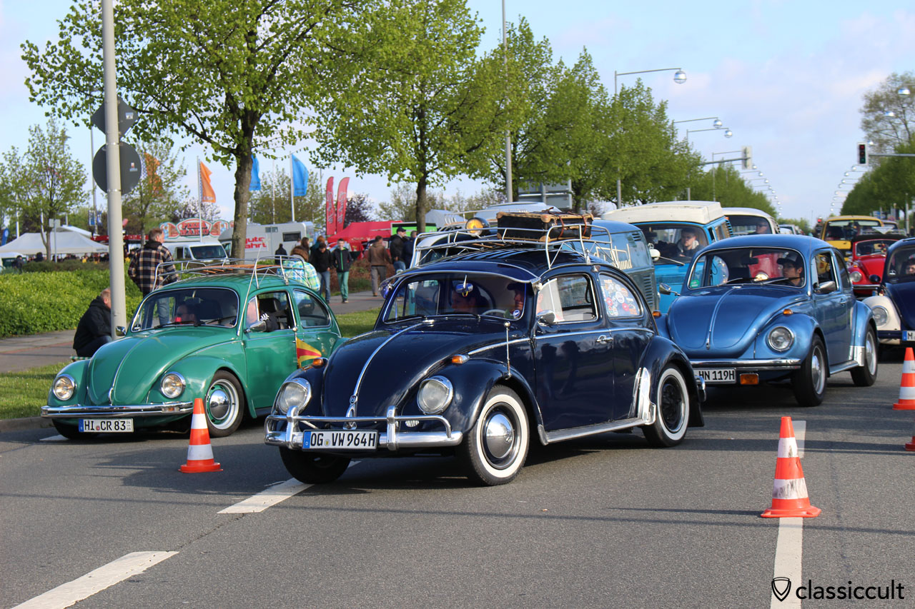 1964 VW Käfer mit viel Zubehör. Leider fehlt eine Radkappe!