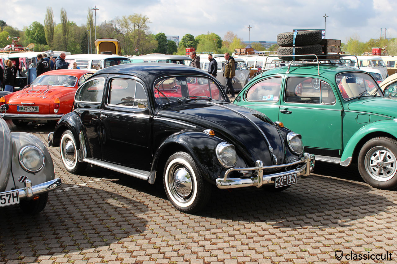 1957 VW Ovali Käfer mit Vredestein Sprint Classic. Leider sind die Vredestein Sprint Classic Reifen flacher als original Diagonalreifen (z.B. von Camac) und daher ist er vorne leicht „höhergelegt“. 