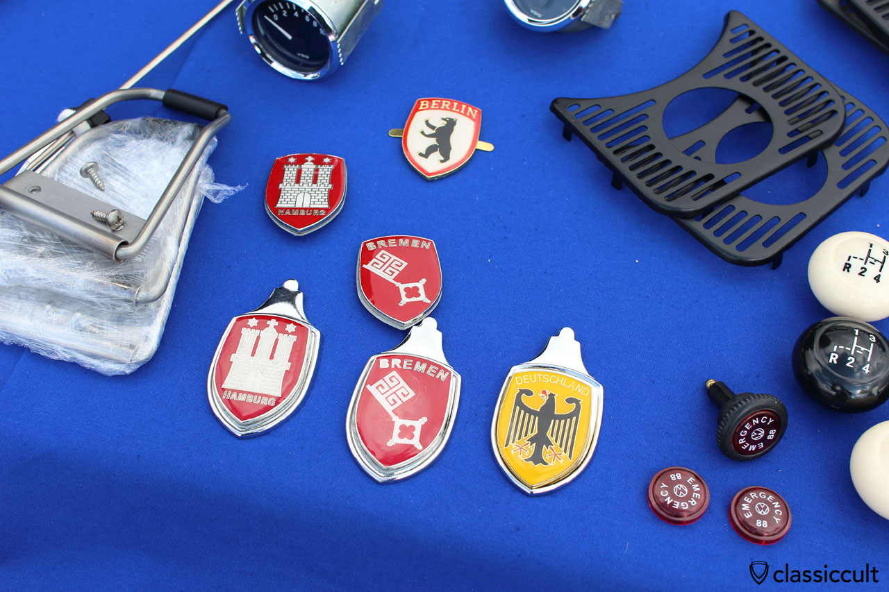 Hamburg, Bremen, Berlin, Deutschland Haubenemblem für VW Käfer als Repro in schlechter Qualität. 
