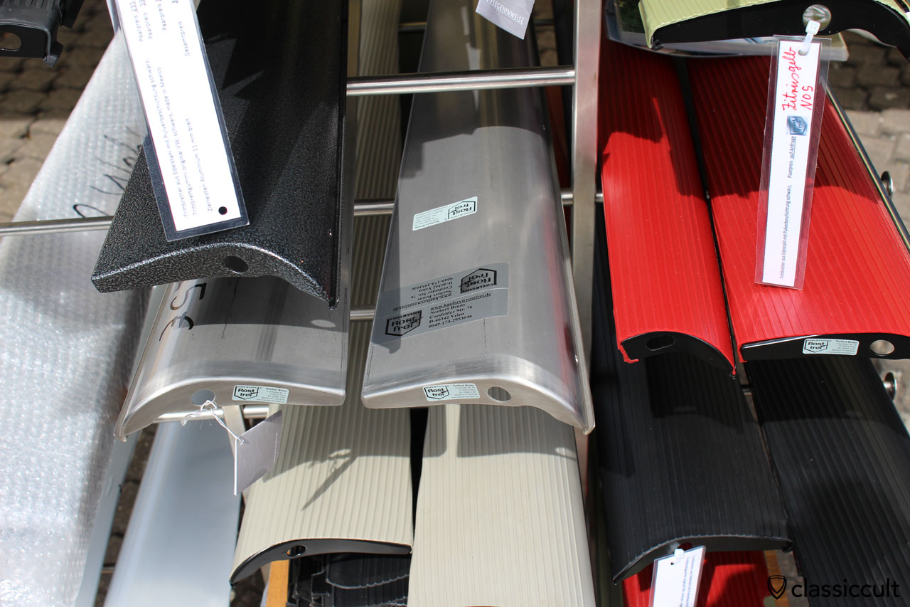 VW Käfer Trittbretter KaeferVWrostfrei.de. Ich habe einen Satz gekauft. 225 EUR schwarze Trittbretter, 99 EUR original VW Gummi schwarz, 50 EUR Alu Zierleiste schmal, macht 374 EUR fertig zusammengebaut.