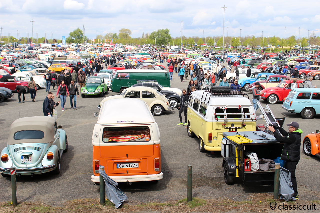 MKT Parkplatz und rechts ein gelb weißer VW T2c Bus aus Brasilien, siehe auch t2-c.de      