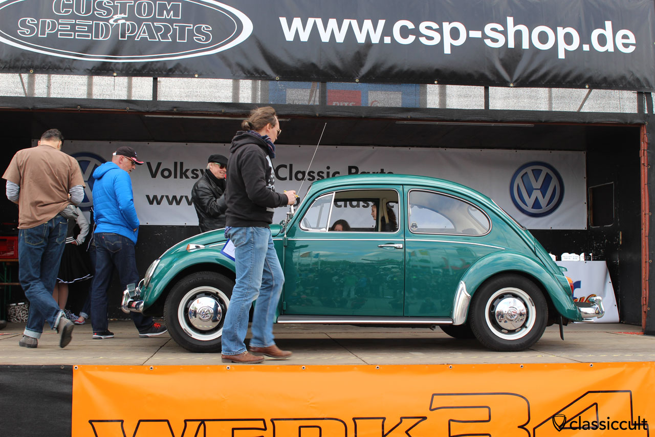 Maikäfertreffen 2015, auf der Bühne ein Käfer aus Schweden, natürlich „rostfrei“