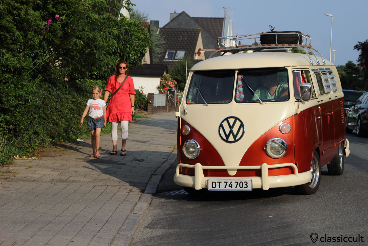 VW T1 Bus mit Dachgepäckträger
