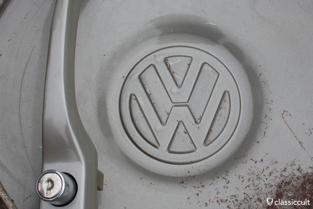 Close up picture of a VW 1200A hubcap in steel grey. As you can see (click to enlarge), Volkswagen painted the door handle in much higher quality. The inside of the hubcap is rough and irregularly painted.