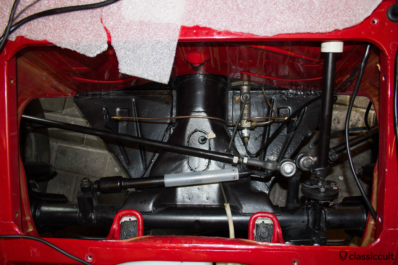 VW Beetle restoration steering. I bought the steering damper from Volkswagen Classic Parts at the Maikäfertreffen meeting in Hannover. I do not know what the ugly plastic cover has to do there. It wobbles and clatters and makes very annoying driving noises. Who needs original Volkswagen Classic Parts reproductions parts like that? I removed it after the first few kilometers.