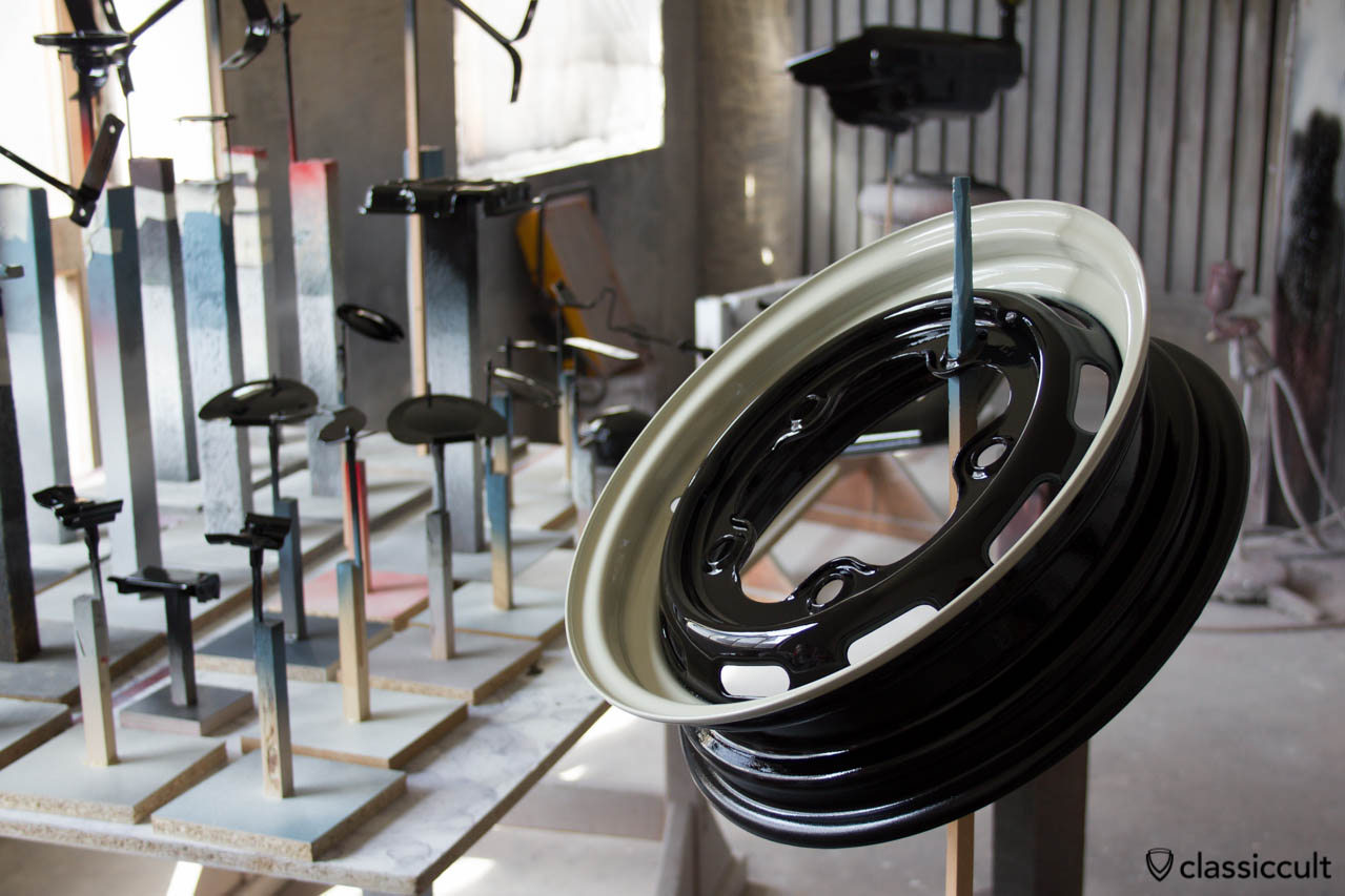 VW Beetle restoration: wheel painted in pearl white L87 and black L41.